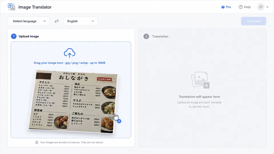 Paso 1 del traductor de imágenes con IA — zona de carga de arrastrar y soltar con un menú japonés siendo soltado en la herramienta