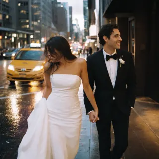 Estilo calle urbana — Vista previa de la foto de boda con IA de una pareja en una calle de la ciudad con lluvia